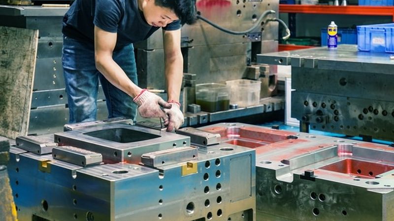 在选择塑胶模具厂时，采购经理、模具工程师和生产主管通常会关注以下几个关键因素：